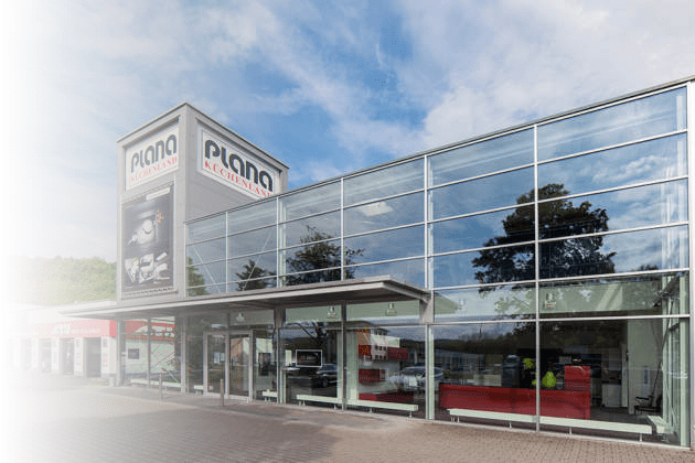 Moderne Glasfassade der Plana Küchenland GmbH Filiale – Teil der Erfolgsgeschichte mit 15 Einstellungen in 5 Monaten durch Sedlmayer Consulting